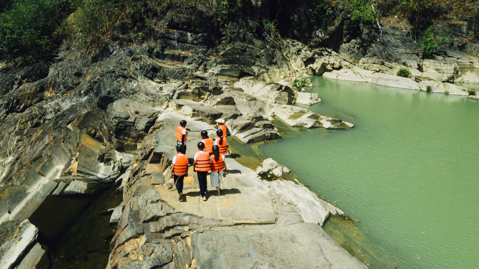 FOREST BIKING – TREKKING AND SIGHTSEE DRAY NUR -THE MOST SPECTACULAR THE CENTRAL HIGHLANDS WATERFALL