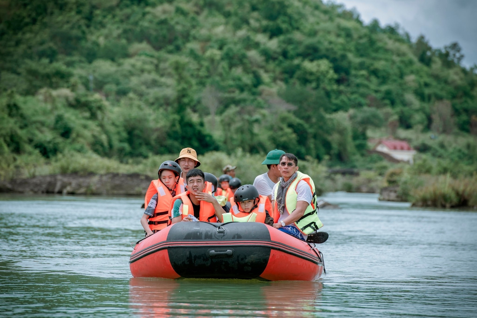 TOUR RAFTING CHÈO THUYỀN VƯỢT THÁC