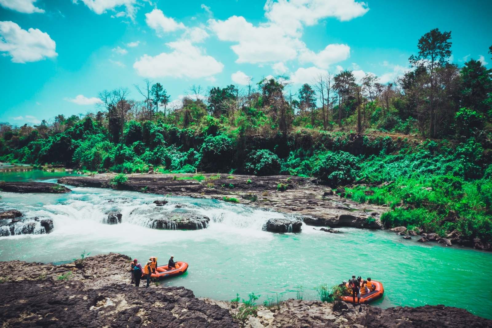 TOUR RAFTING CHÈO THUYỀN VƯỢT THÁC